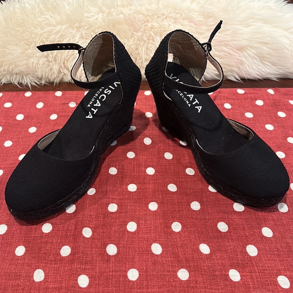 New!! Viscata Barcelona Wedge shoes. Black, closed toes and cutout back.